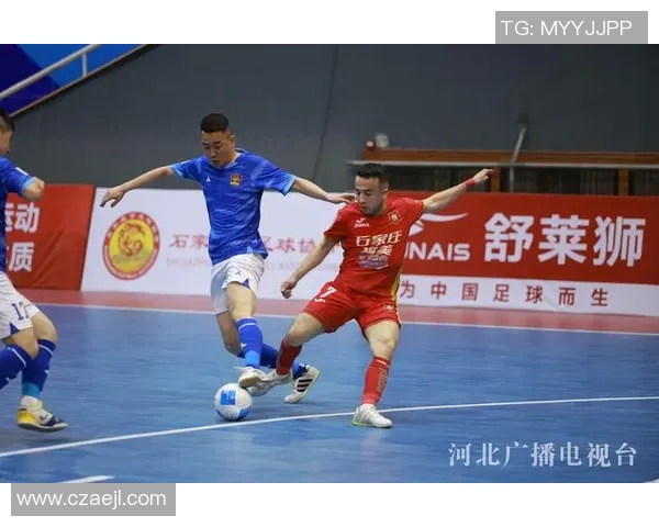 足球球星跪地滑行庆祝瞬间点燃全场激情